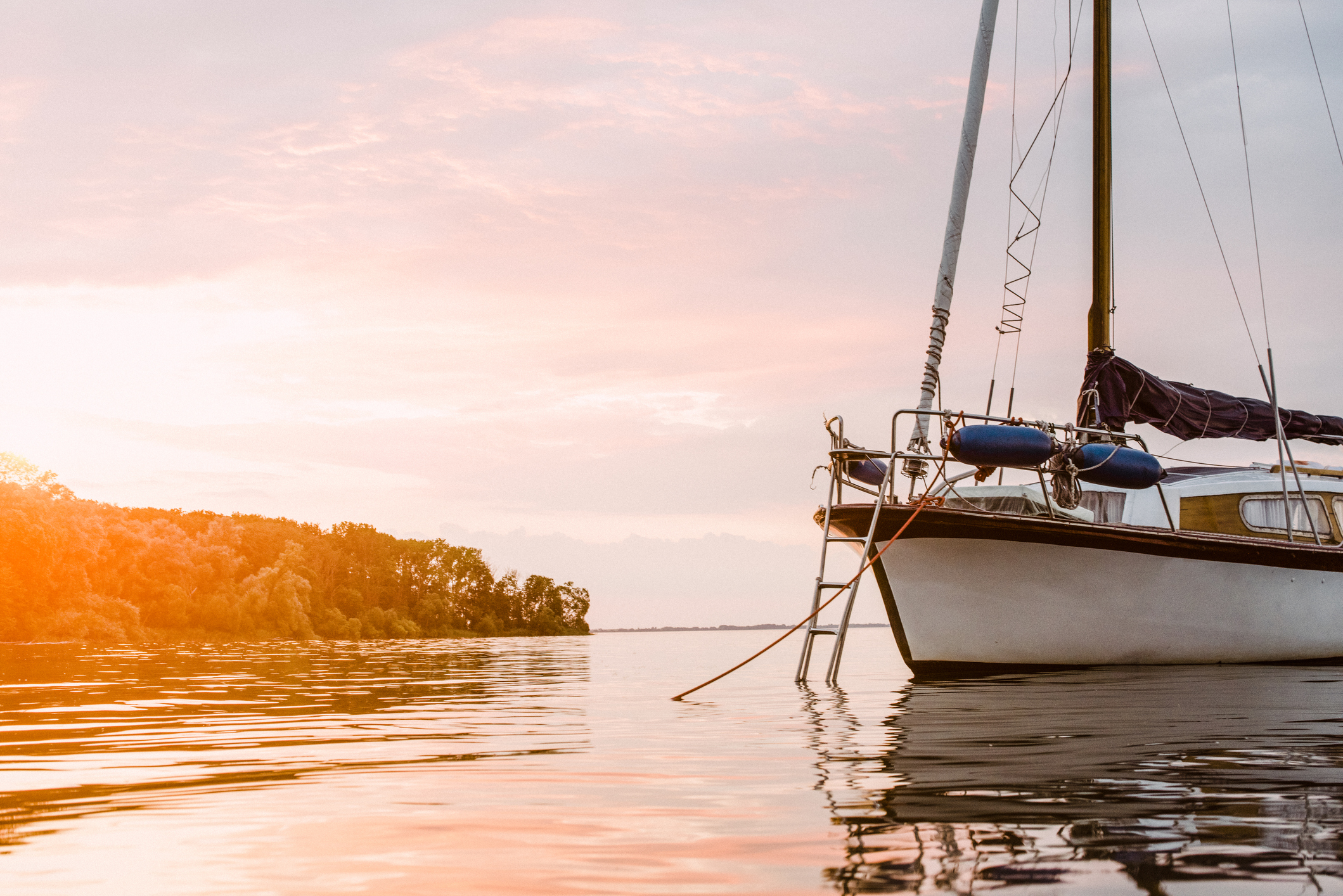 Segelboot bei Sonnenuntergang auf der Mecklenburgischen Seenplatte